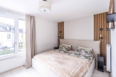 OG Schlafzimmer mit fast bodentiefem Fenster und Geländer - Großzügiges Reihenmittelhaus zum Wohlfühlen in familienfreundlicher ruhiger Wohnlage