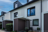 Hauseingang mit funktionalem Vorgartenschrank - Großzügiges Reihenmittelhaus zum Wohlfühlen in familienfreundlicher ruhiger Wohnlage