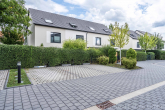 Ansicht großzügige Parkplätze hinter der Häuserreihe - Großzügiges Reihenmittelhaus zum Wohlfühlen in familienfreundlicher ruhiger Wohnlage