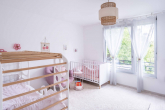 OG Kinderzimmer mit fast bodentiefem Fenster und Geländer - Großzügiges Reihenmittelhaus zum Wohlfühlen in familienfreundlicher ruhiger Wohnlage